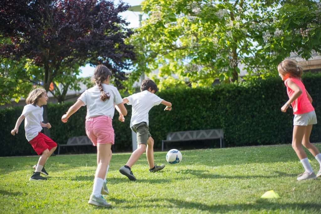 Enfants jouant au football summer camp linguistique