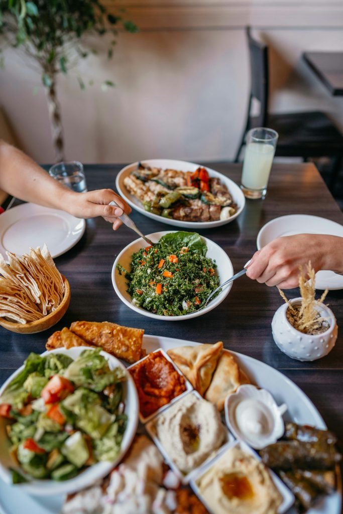 Assiette de tapas variées accompagnées d'un verre de rebujito, spécialité incontournable des Feria