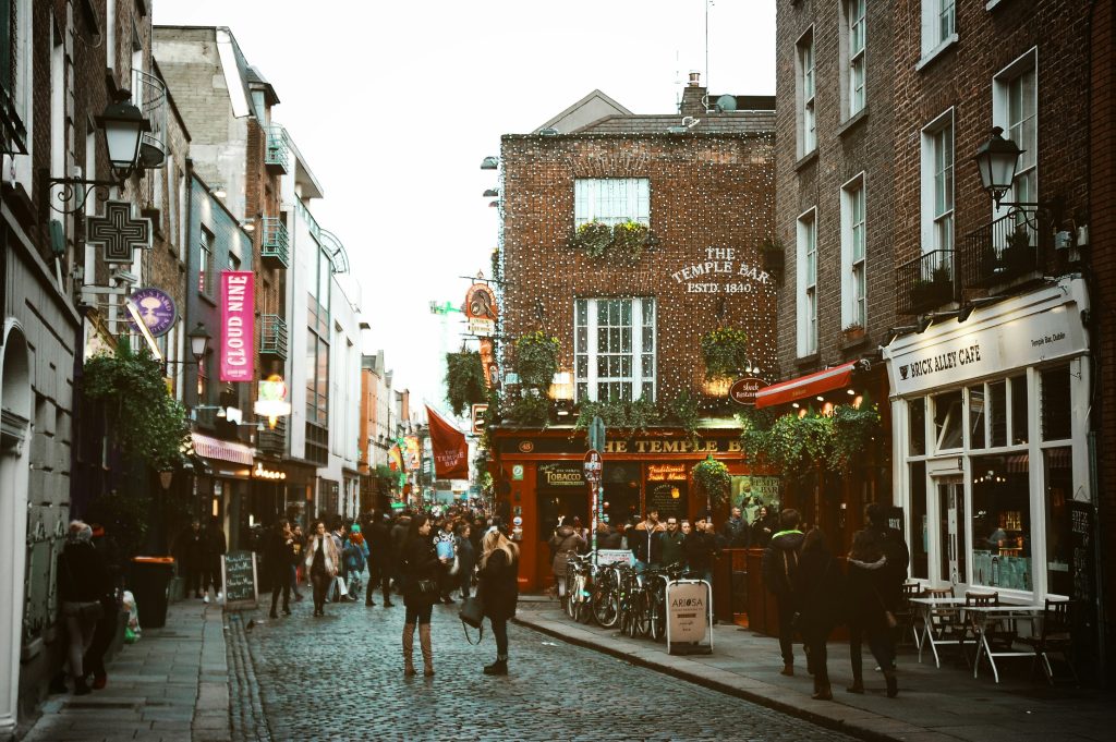 Une parade animée de la Saint-Patrick dans les rues de Dublin