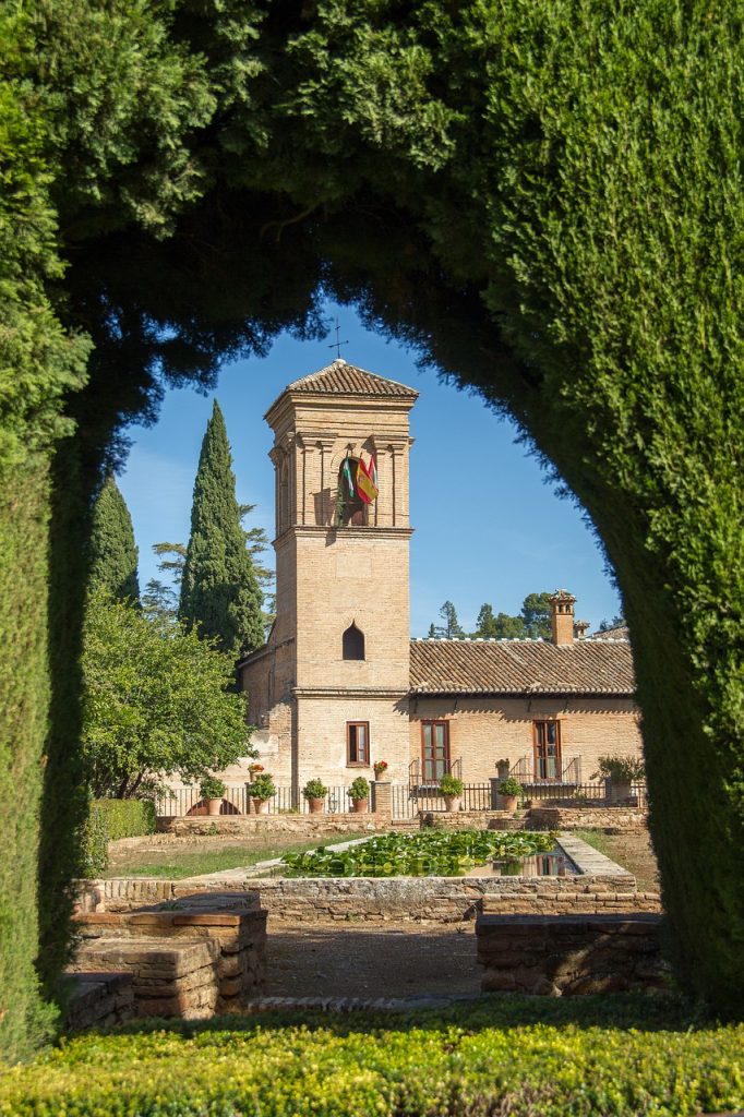 Le palais de l'Alhambra à Grenade, joyau architectural et culturel de l'Andalousie.