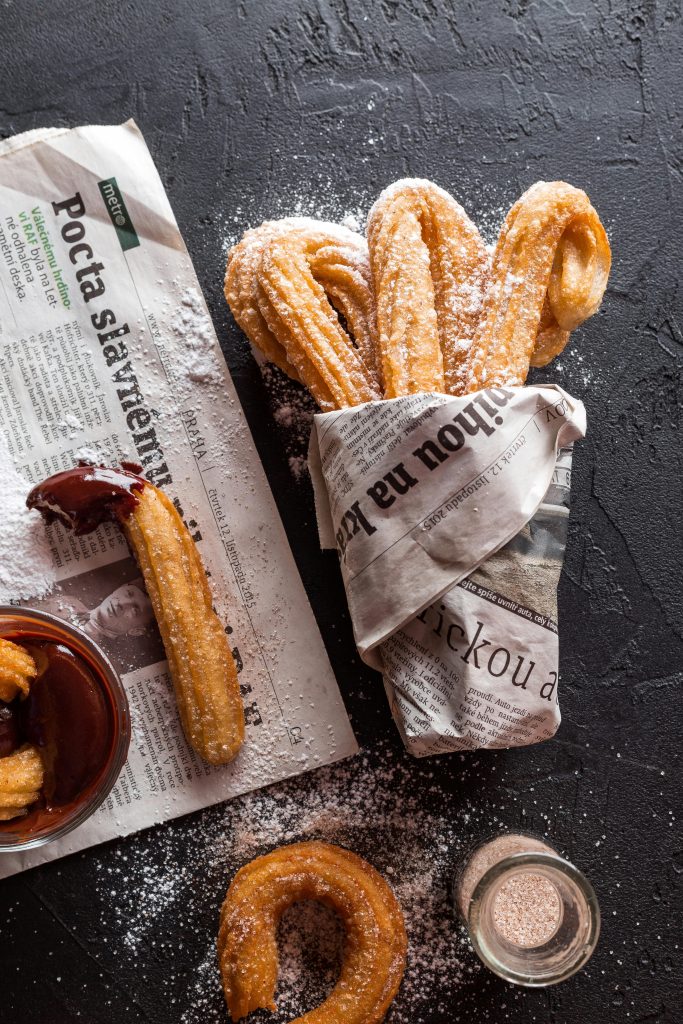 Churros croustillants accompagnés d'une tasse de chocolat chaud, un délice incontournable en Espagne