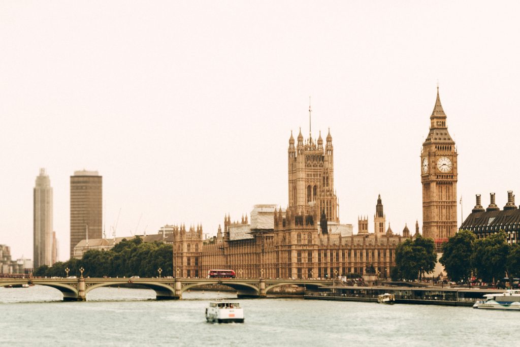 paysage de big ben sous un ciel blanc pour la saint-patrick