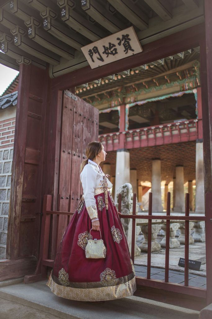 Visiter le palais Gyeongbokgung en hanbok – une expérience incontournable en Corée du Sud.