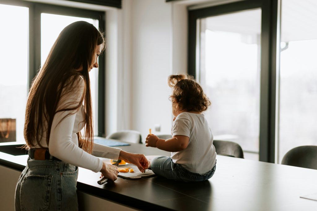 Jeune fille en immersion culturelle, partageant un moment avec sa famille d'accueil.