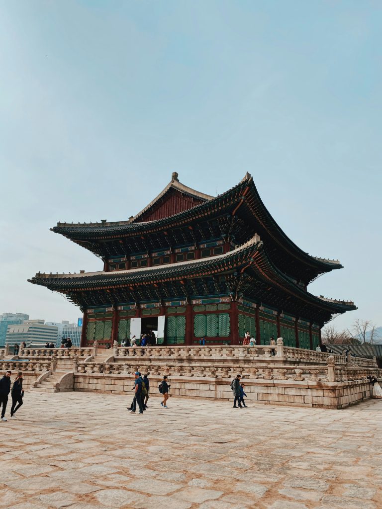 Visiter le palais Gyeongbokgung en hanbok – une expérience incontournable en Corée du Sud.