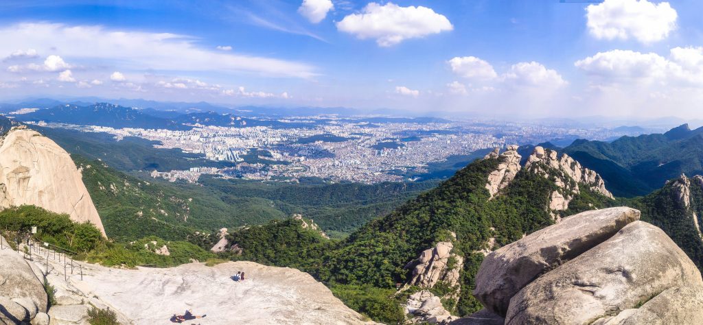 Randonnée au parc national de Bukhansan offrant une vue spectaculaire sur Séoul – aventure immanquable en Corée du Sud.