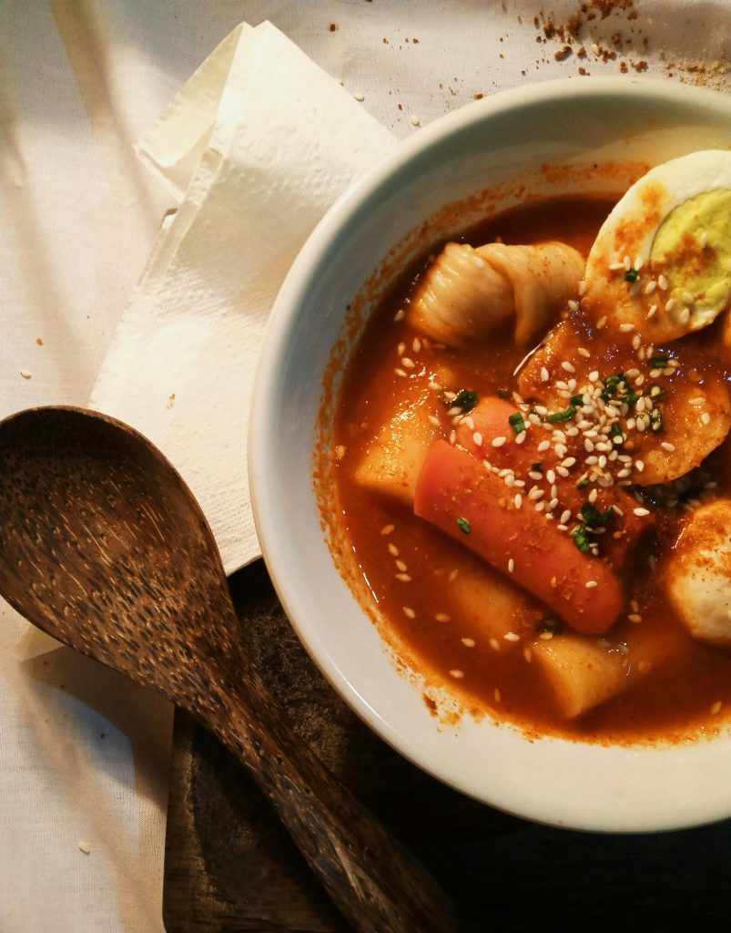 Déguster les spécialités comme le tteobokki.