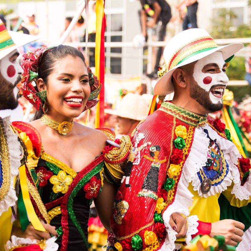 costume en couleurs de carnaval