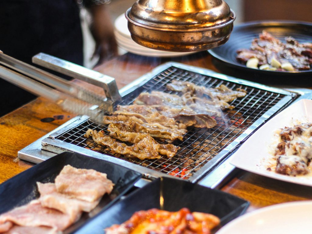 Déguster les spécialités comme le samgyeopsal.