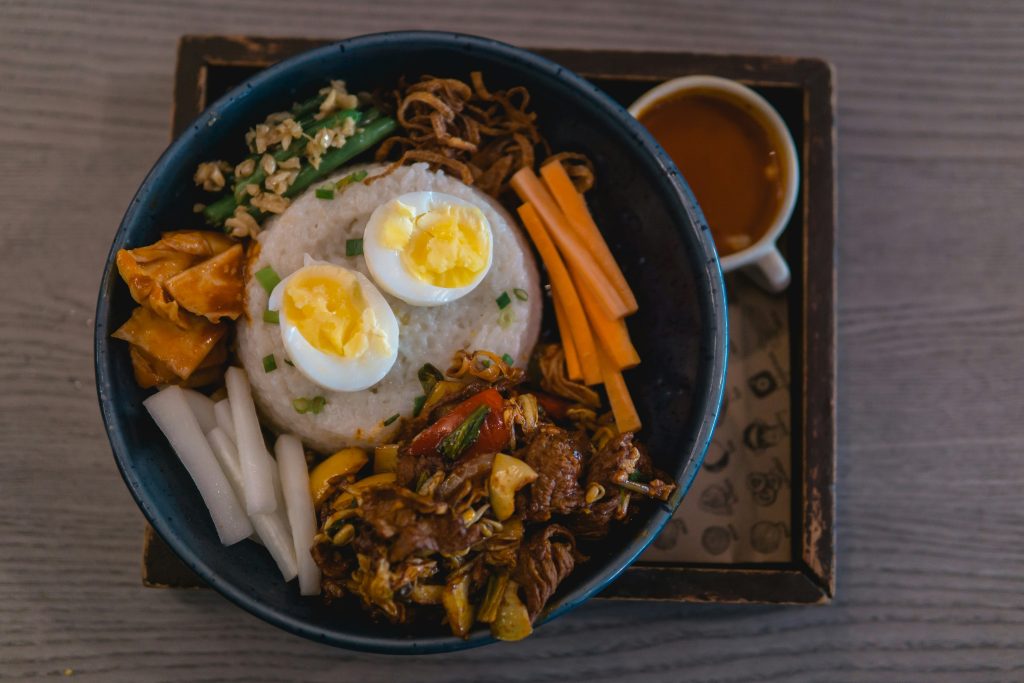 Déguster les spécialités comme le bibimbap.