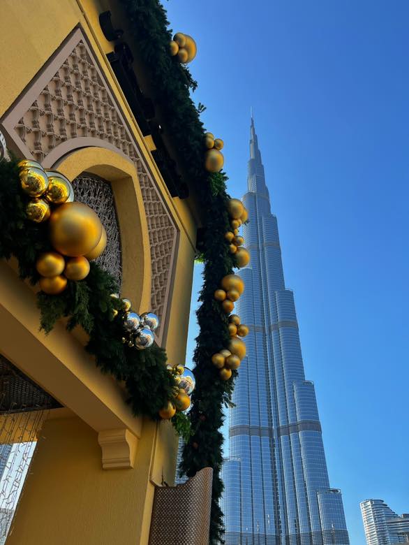 Exploration après les cours : une étudiante en séjour linguistique à Dubaï découvre la ville et ses merveilles.