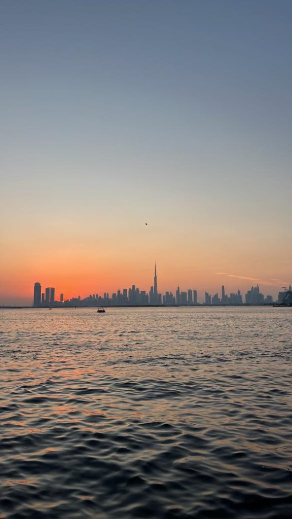 Un coucher de soleil spectaculaire sur la skyline de Dubaï, capturant l’ambiance unique d’un séjour linguistique à Dubaï, entre modernité et émerveillement.