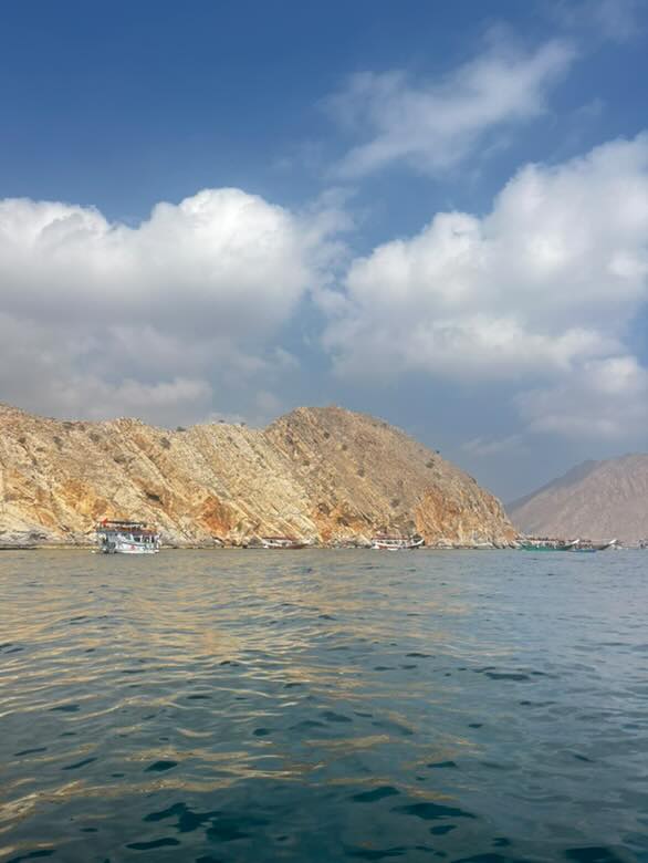 Les eaux turquoise de Dubaï sous un ciel ensoleillé, un décor paradisiaque qui accompagne parfaitement un séjour linguistique à Dubaï, entre études et moments de détente.