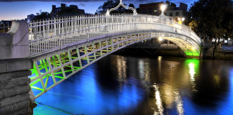 famous hapenny bridge dublin city voyage langue sejour linguistique